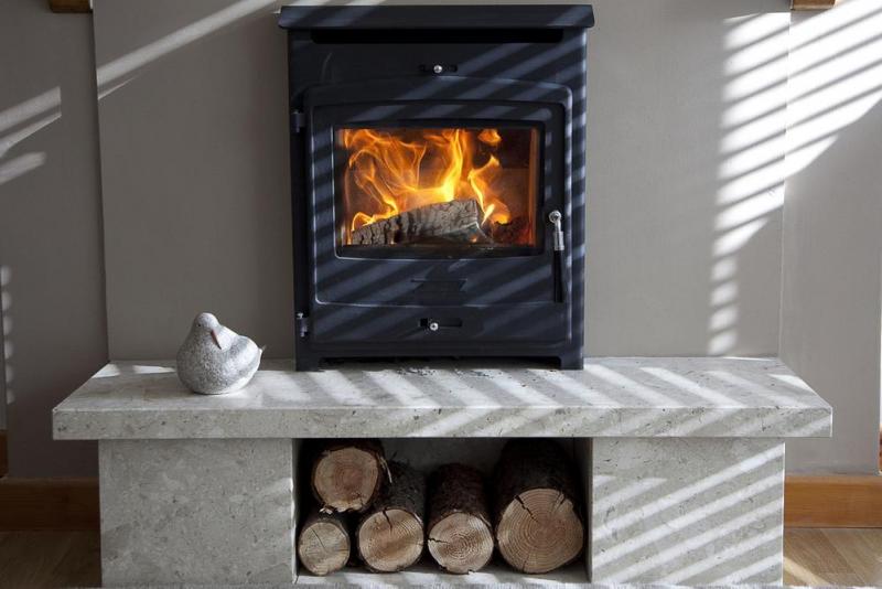 Installation de po&ecirc;le &agrave; bois : les &eacute;tapes cl&eacute;s pour un chauffage performant